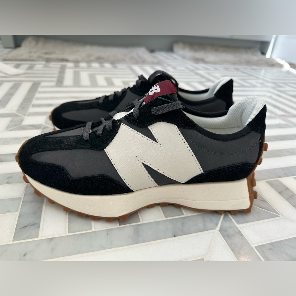 New Balance 327 Womens 7.5 New in box